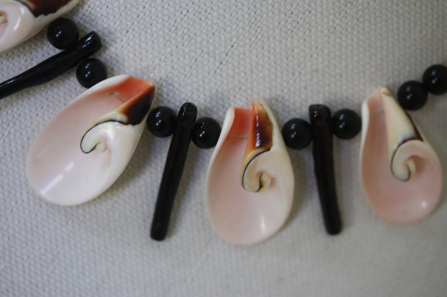 Stunning pink Luhuanas shell and black beaded vintage necklace