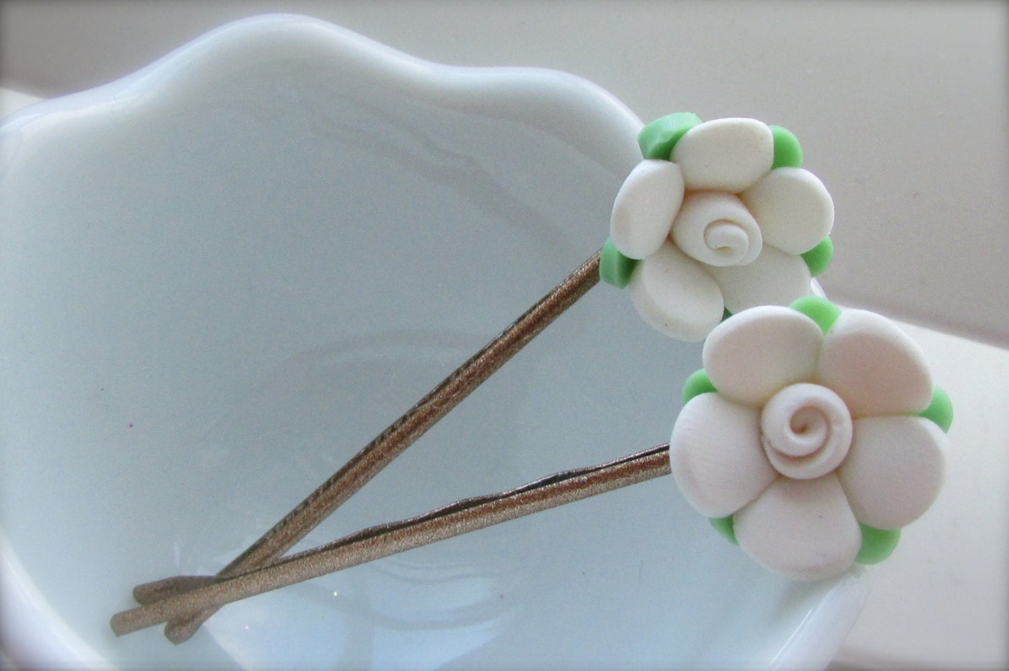Little hair pin with little white flower