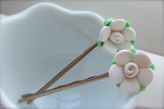 Little hair pin with little white flower