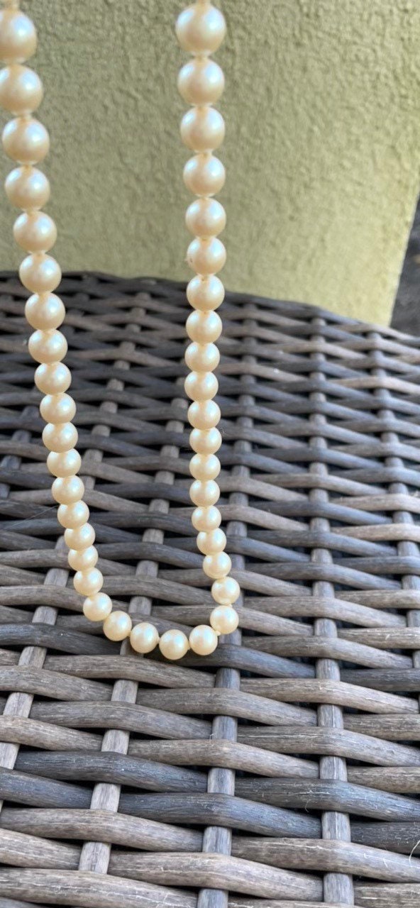 Elegant single strand vintage faux pearl necklace with beautiful rhinestone clasp