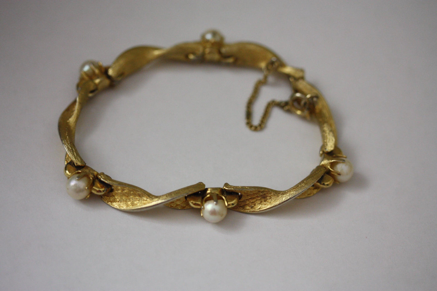 Vintage signed Lisner gold and pearl bracelet with security clasp - 7"