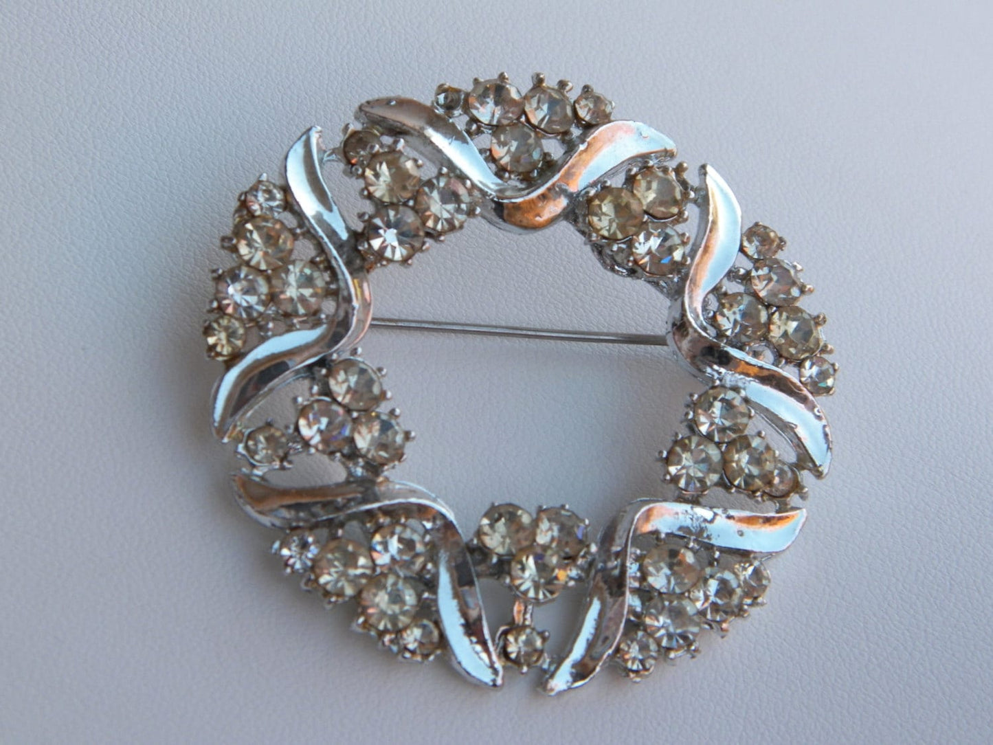 Vintage pin - white rhinestone wreath