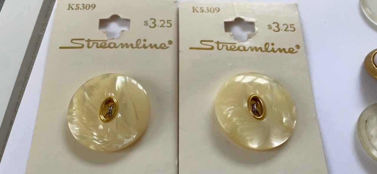 Lot of vintage buttons - from Holland and elsewhere - mother of pearl and shades of white / cream / yellow