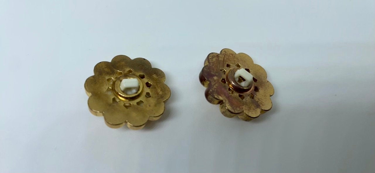 Lot of round flower-shaped gold and faux pearl vintage buttons