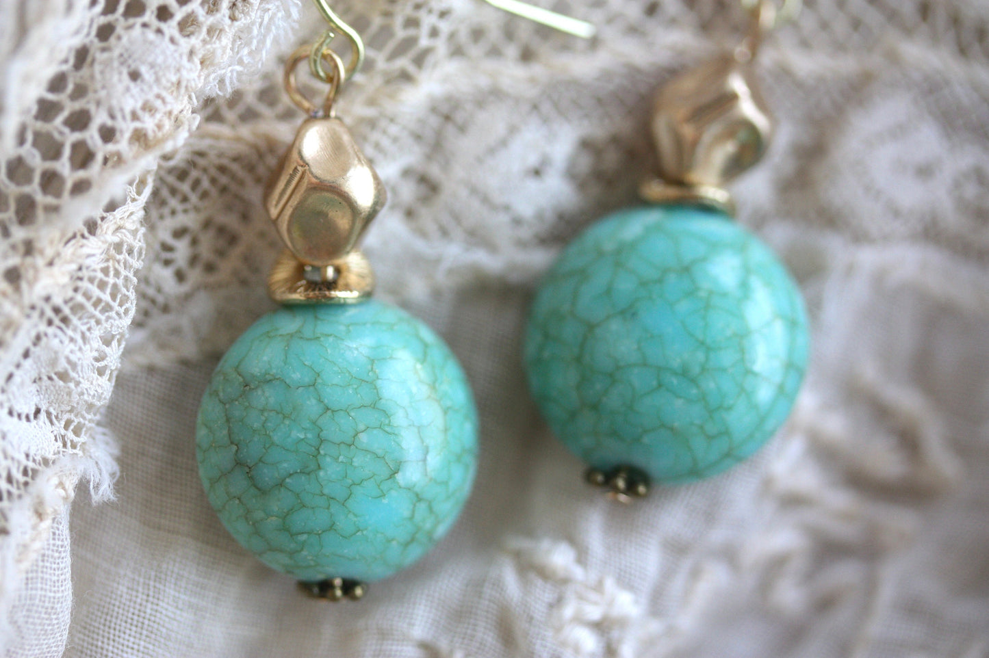 Dangle earrings made of faux turquoise and twisted goldtone bicones