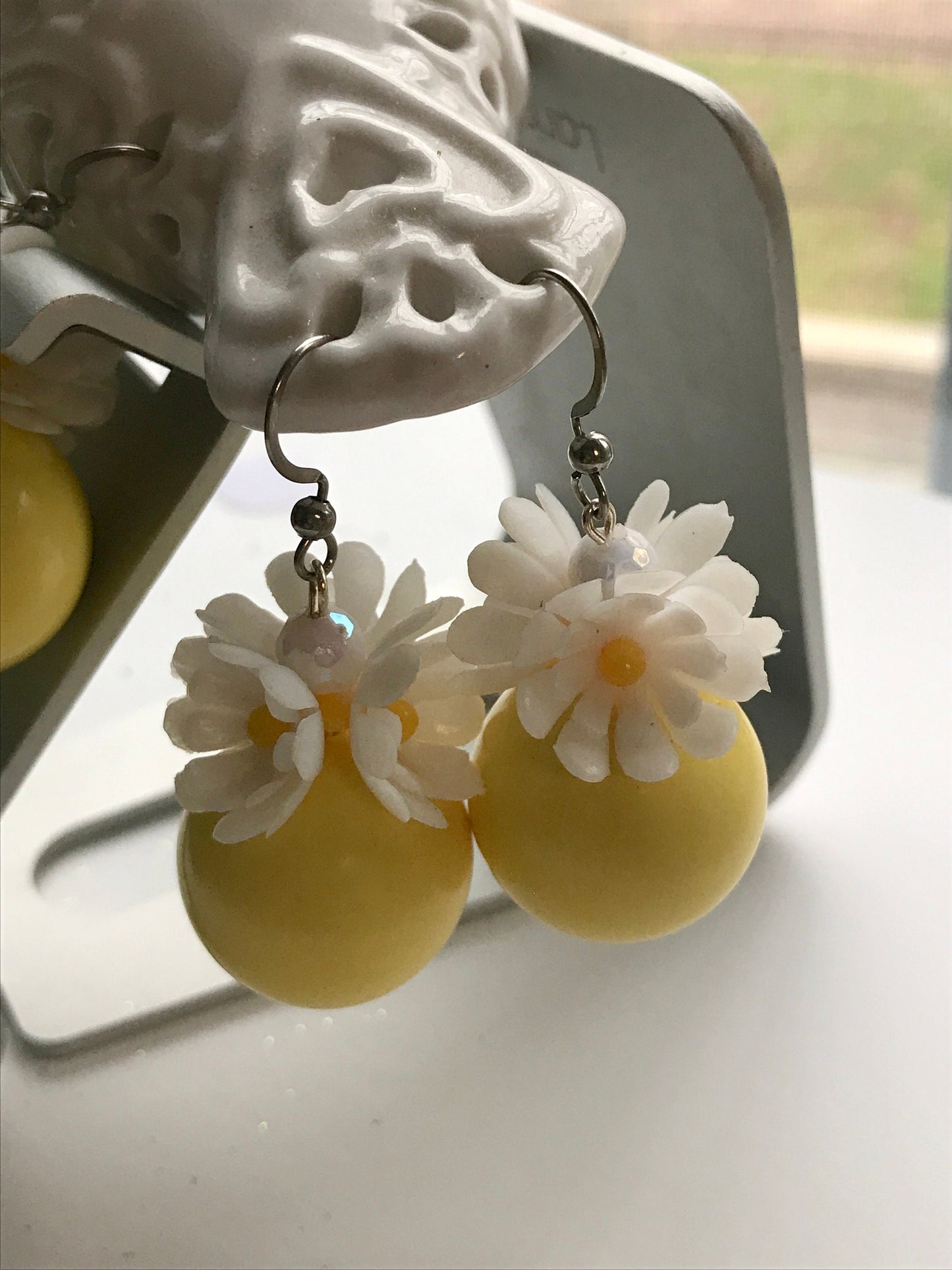 Bring the happy into your day with these flowery happy earrings