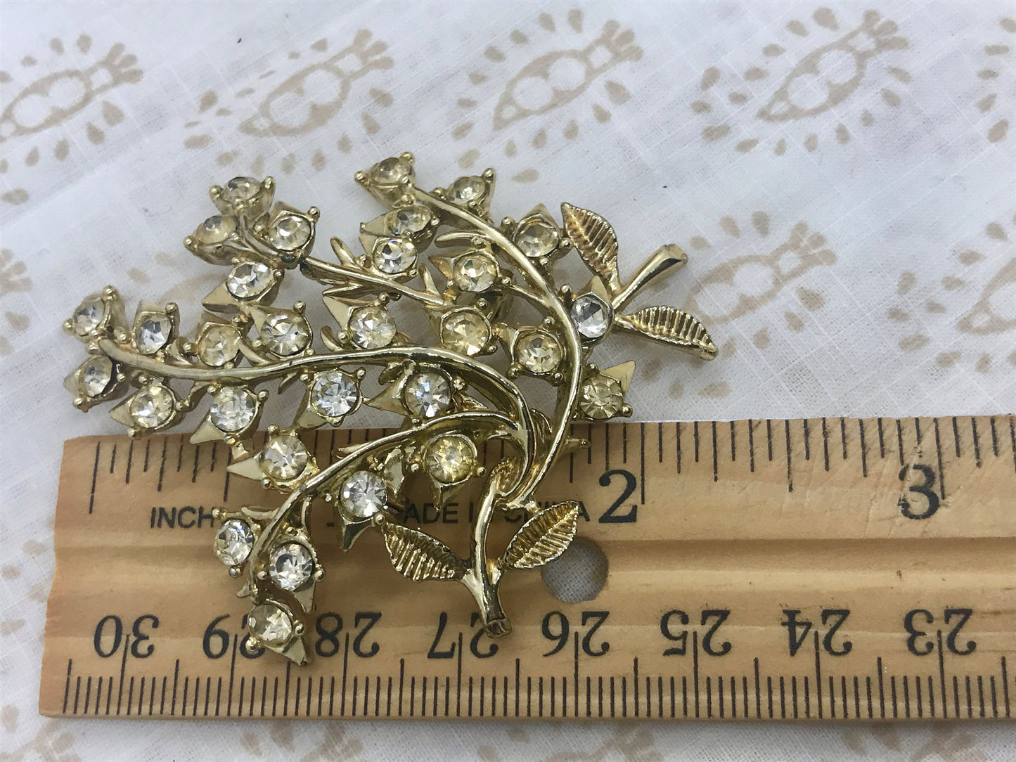 Stunning vintage rhinestone pin