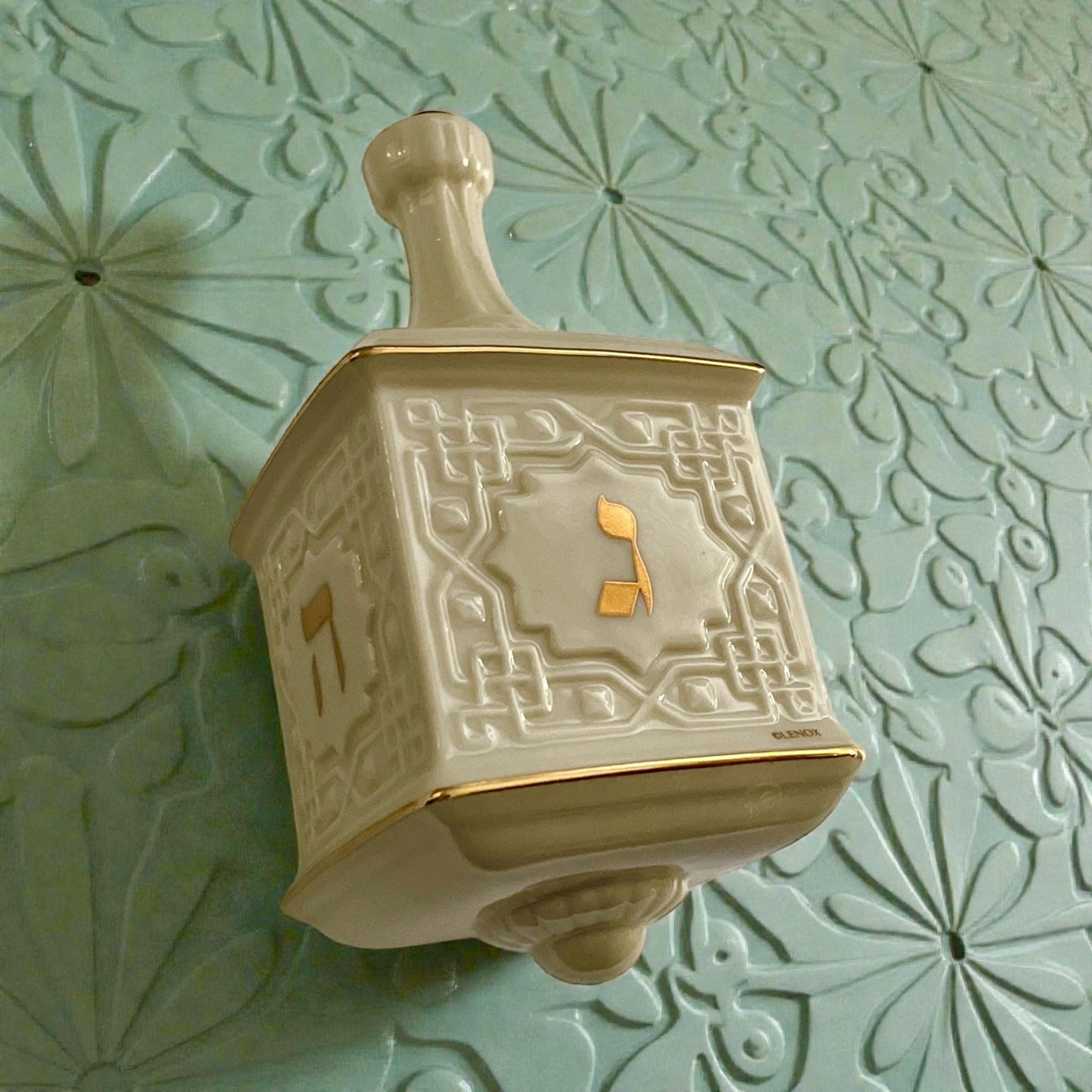 Lenox ivory porcelain Dreidel with 22K Gold Detailing - Elegant Hanukkah Decoration - Luxury Jewish Judaica Gift