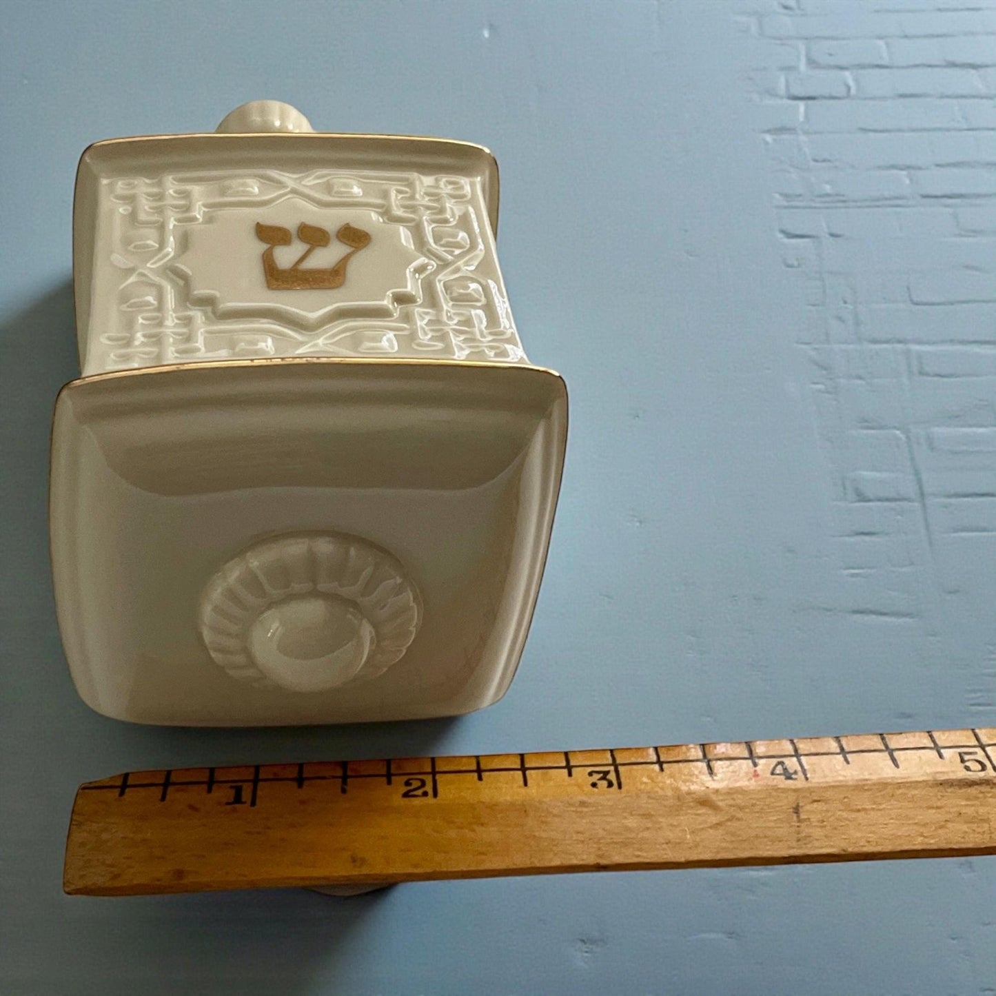 Lenox ivory porcelain Dreidel with 22K Gold Detailing - Elegant Hanukkah Decoration - Luxury Jewish Judaica Gift