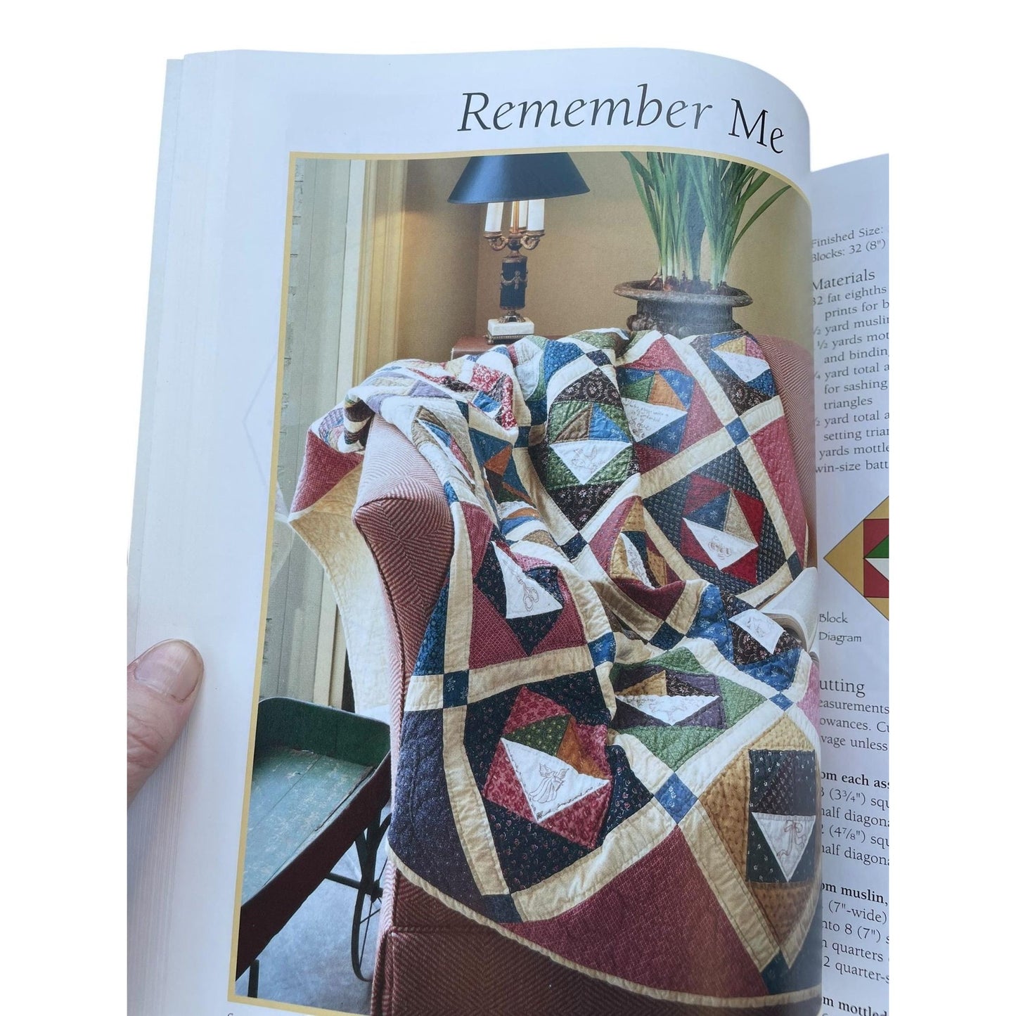 LEISURE ARTS Memory Quilts in The Making Book 160 pages: handkerchief and memorabilia quilts, t-shirt quilts and photo transfer quilts, more