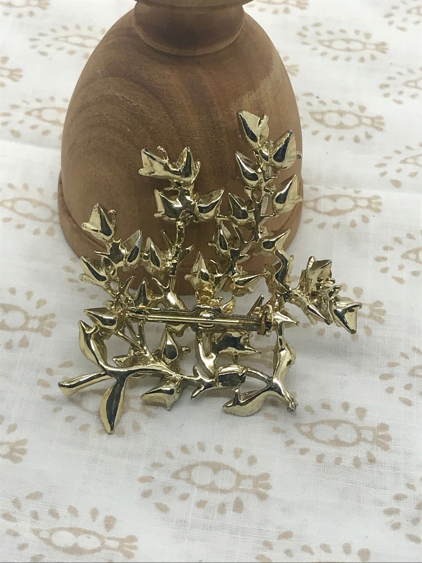 Stunning vintage rhinestone pin