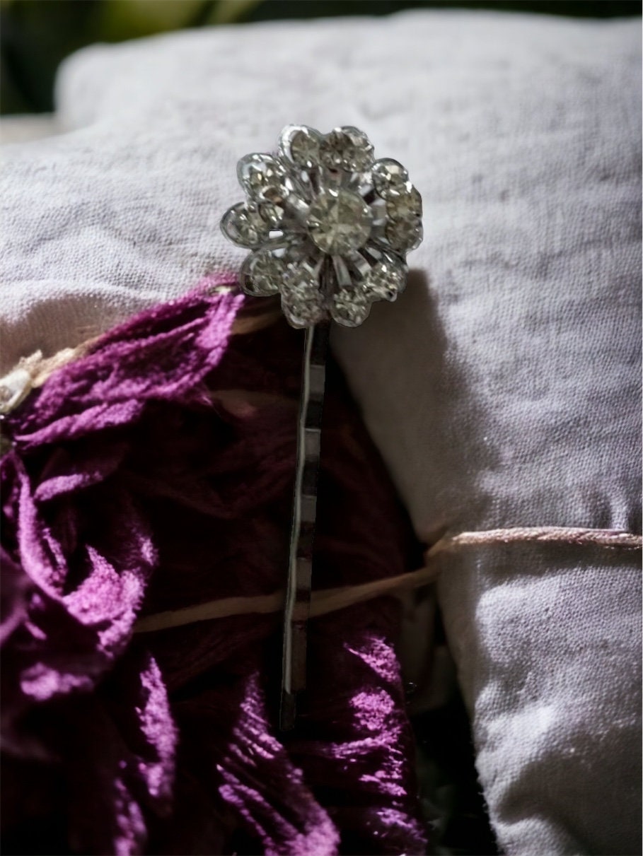 Unique crystal flower hair pin made of upcycled vintage components