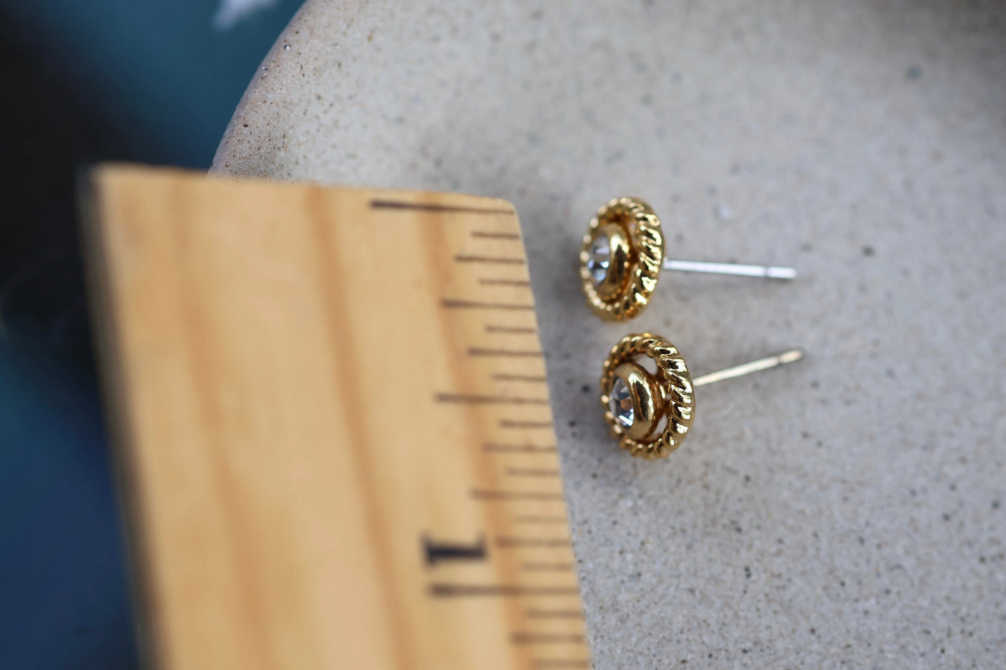 Small gold and rhinestone stunning vintage stud earrings - approx. 8 mm