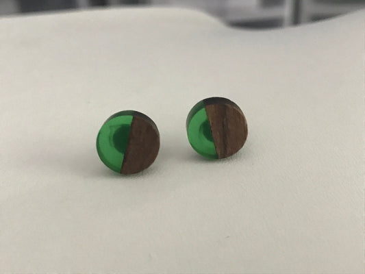 Resin and wood stud earrings - green