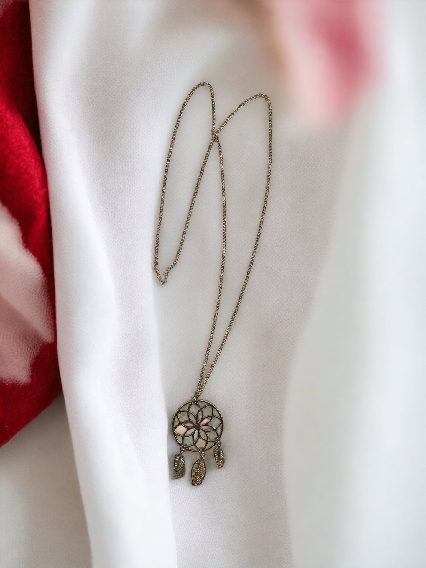 Stunning vintage dreamcatcher necklace with feather dangles