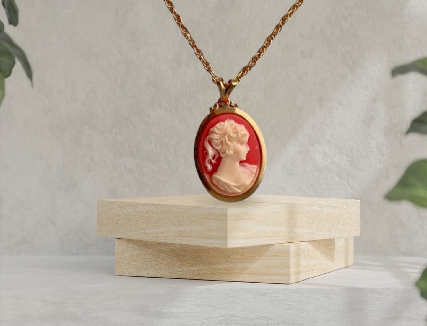 Stunning vintage faux cameo necklace