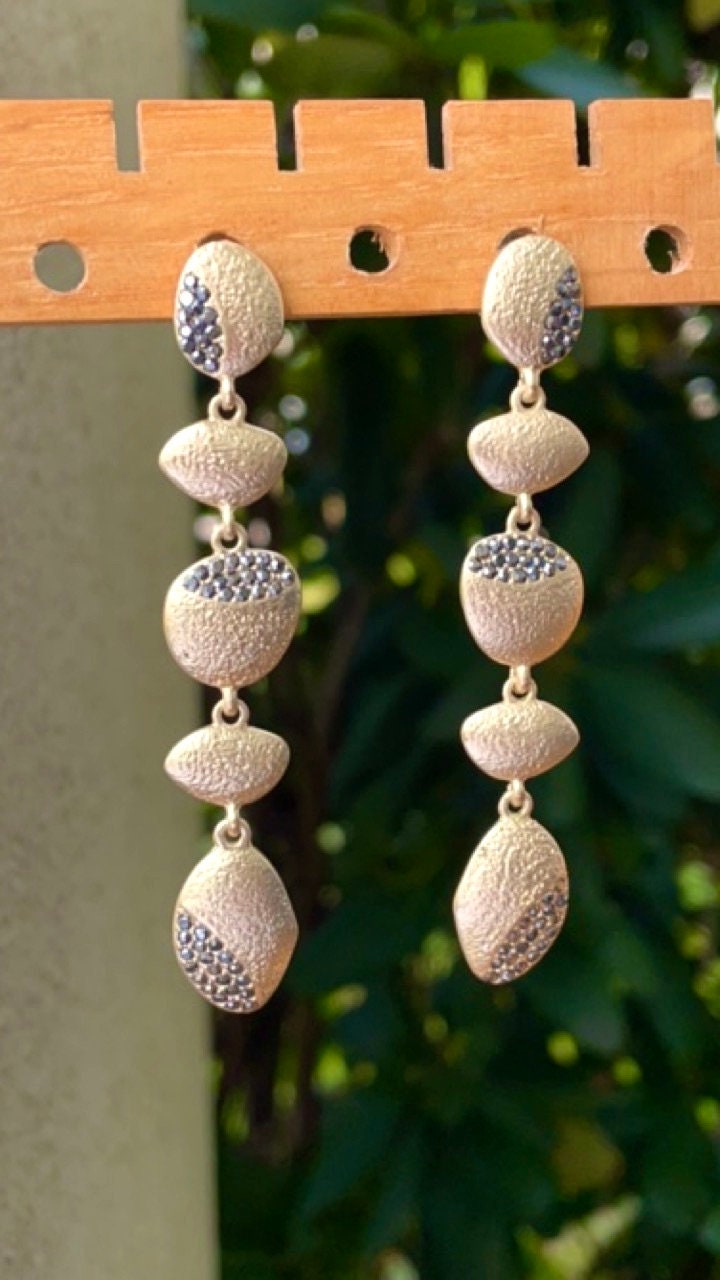 Stunning vintage dangle earrings - goldtone with tiny black rhinestones