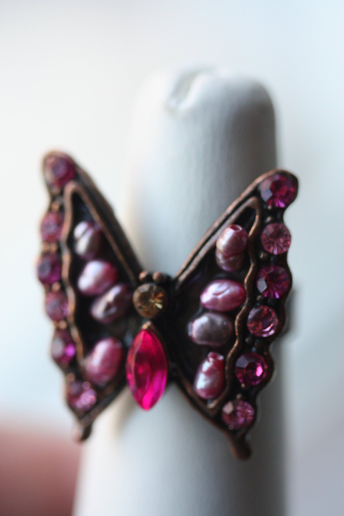 Stunning butterfly ring with pearls and rhinestones