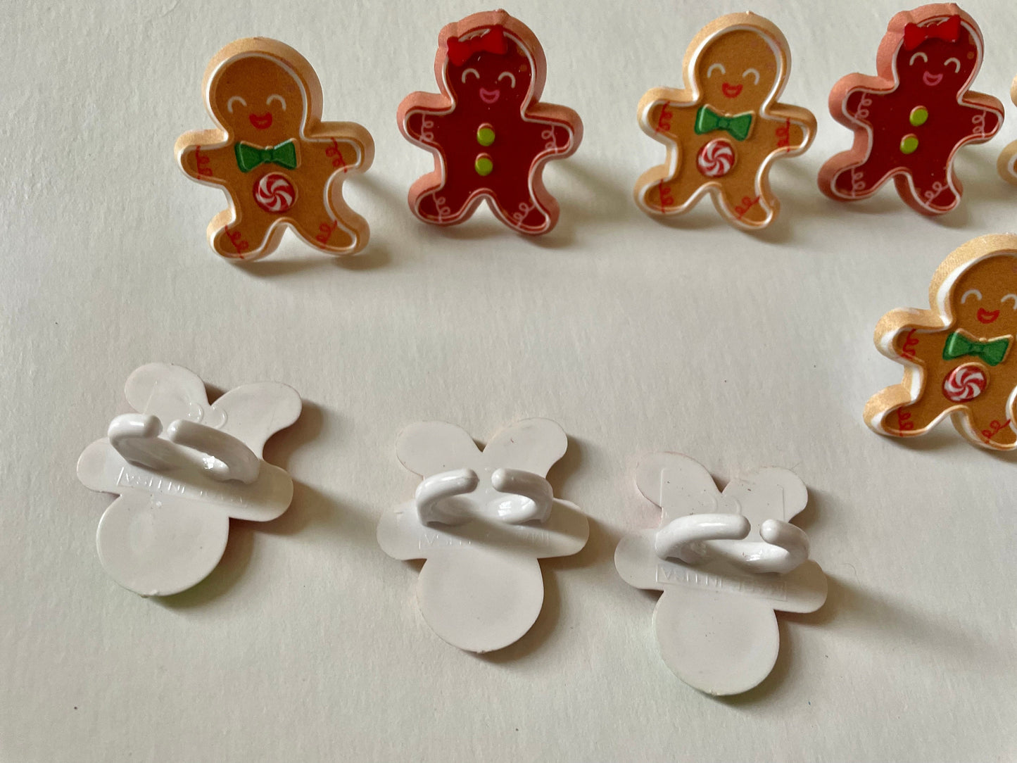 Mix of gingerbread men and women plastic ring cake toppers