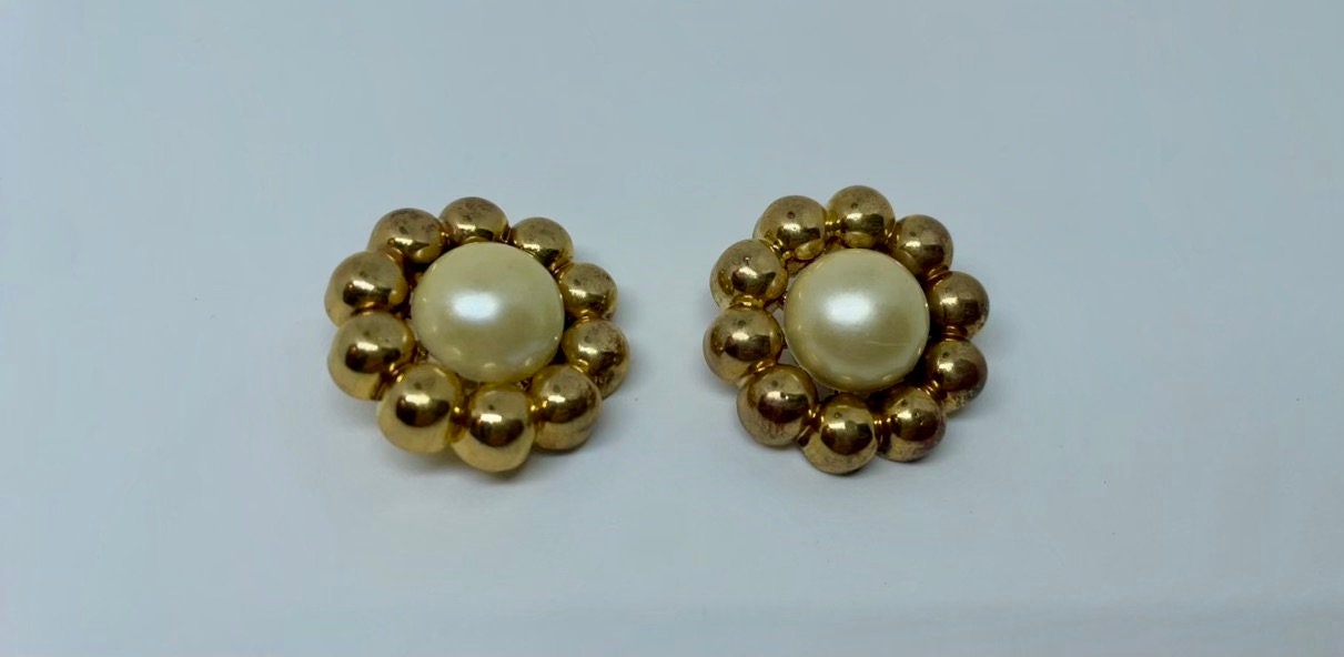 Lot of round flower-shaped gold and faux pearl vintage buttons