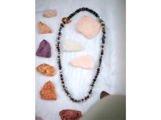 Simple elegance - 24-inch semi-precious stone chips vintage necklace