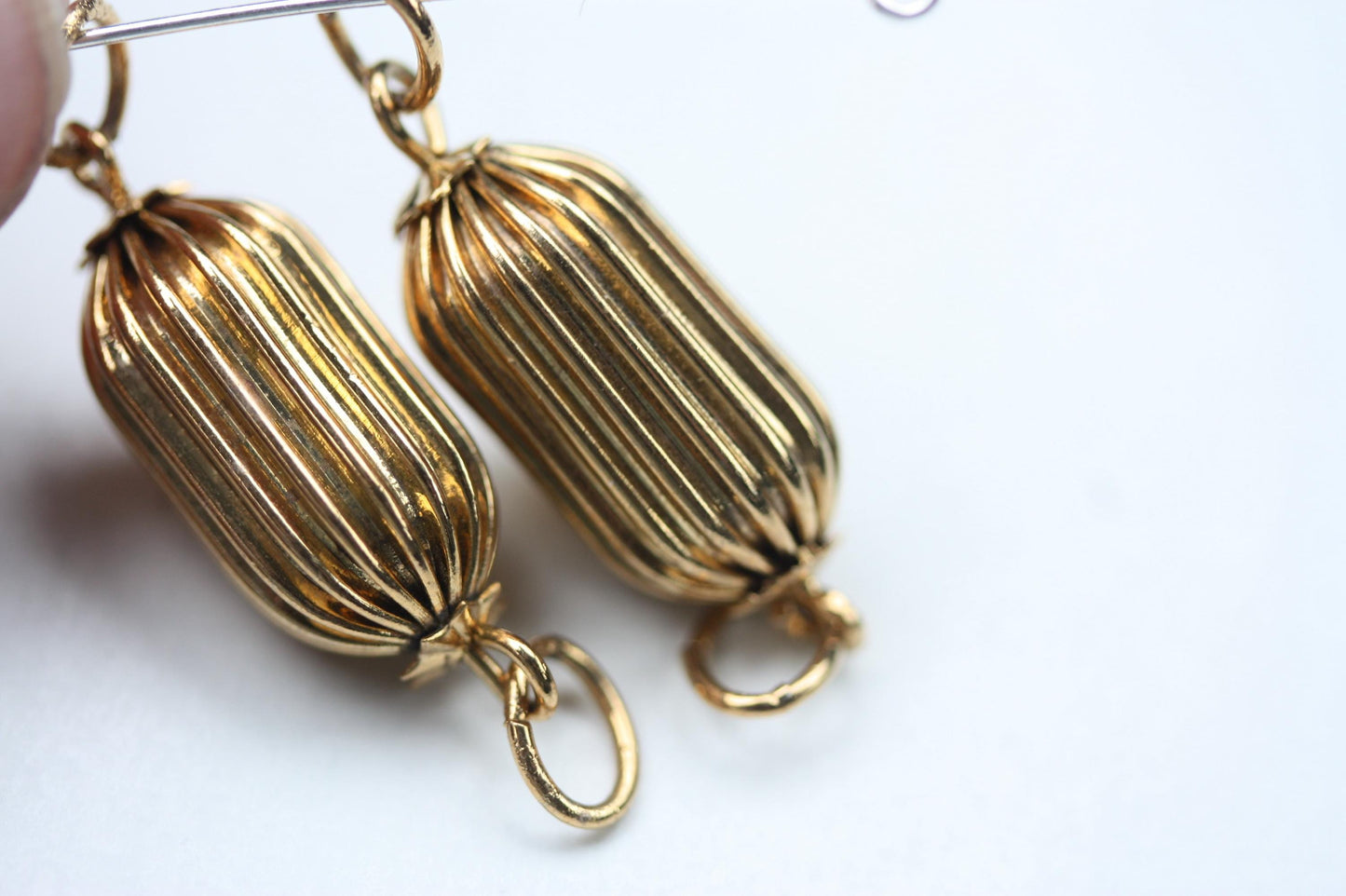 Pair of unique goldtone ribbed vintage beads with jump rings - 20 mm