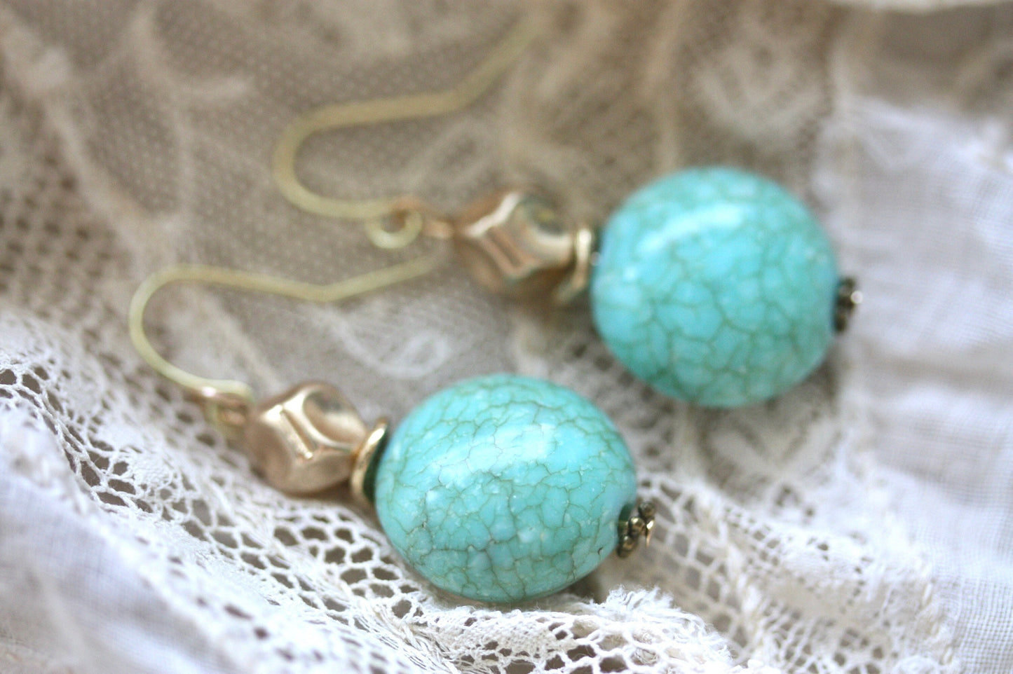 Dangle earrings made of faux turquoise and twisted goldtone bicones