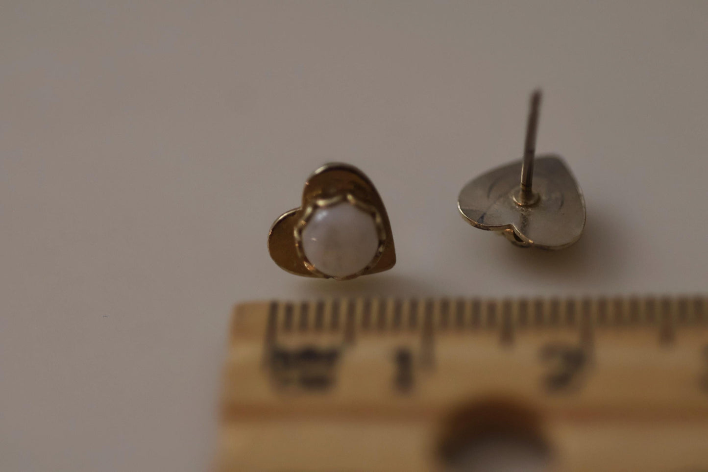 White stone in tiny goldtone hearts - vintage stud earrings - 8 mm