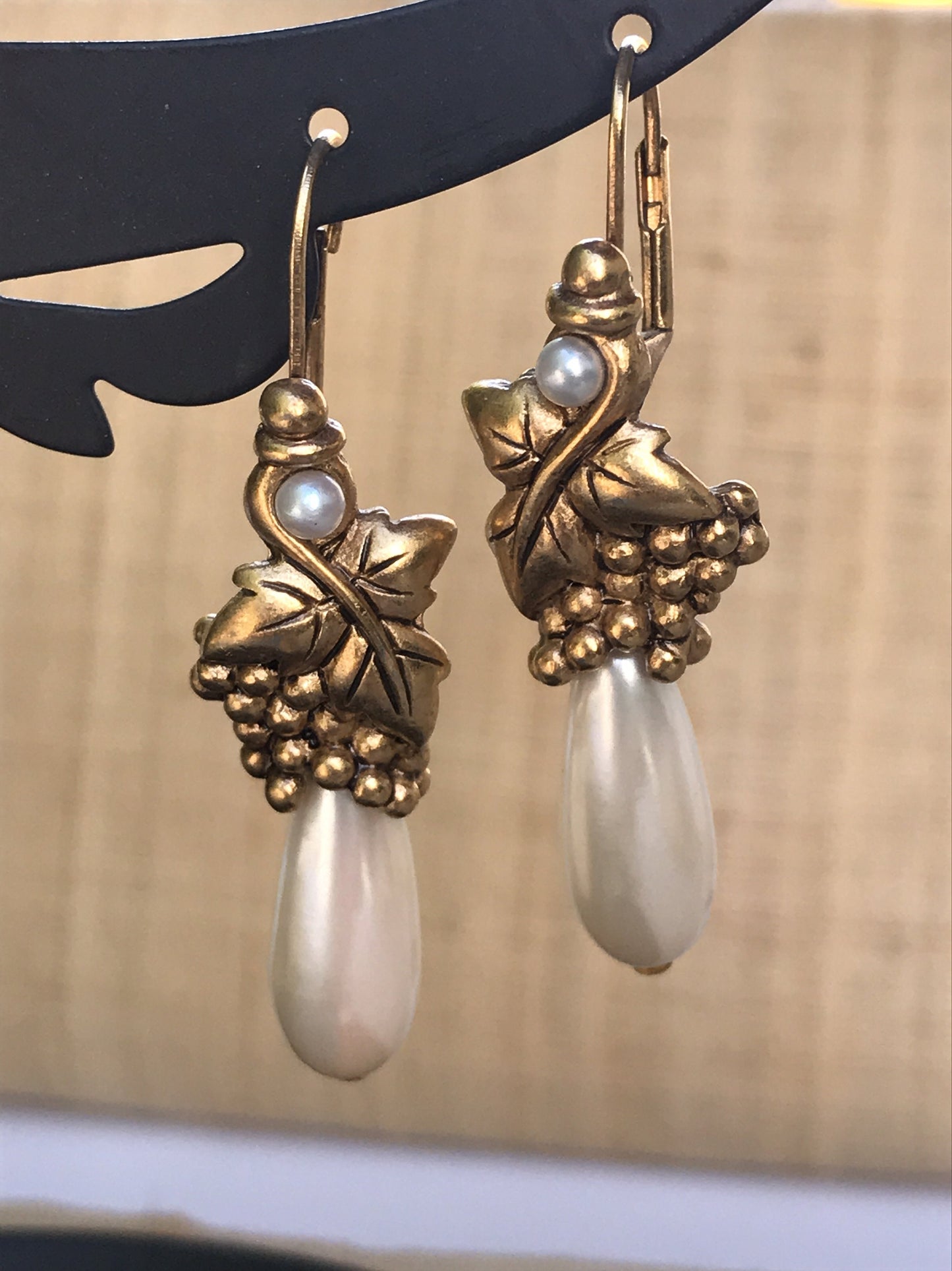 Goldtone Faux Pearl drop stunning vintage earrings