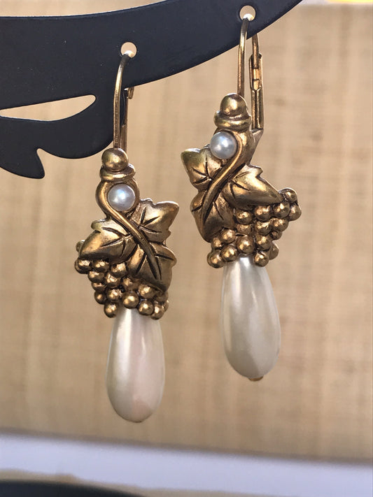Goldtone Faux Pearl drop stunning vintage earrings