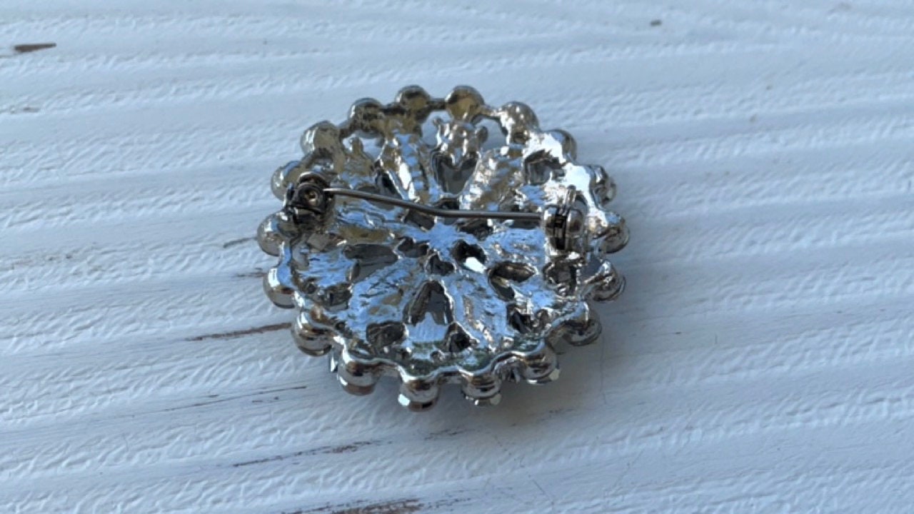 Stunning vintage rhinestone pin