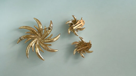 Stunning Sarah Coventry "pinwheel" pin and clip earring set - starburst