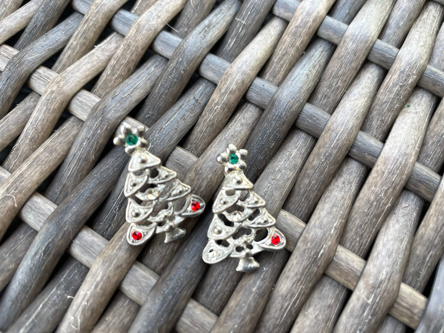 Stunning vintage rhinestone Christmas tree stud earrings - Please read description