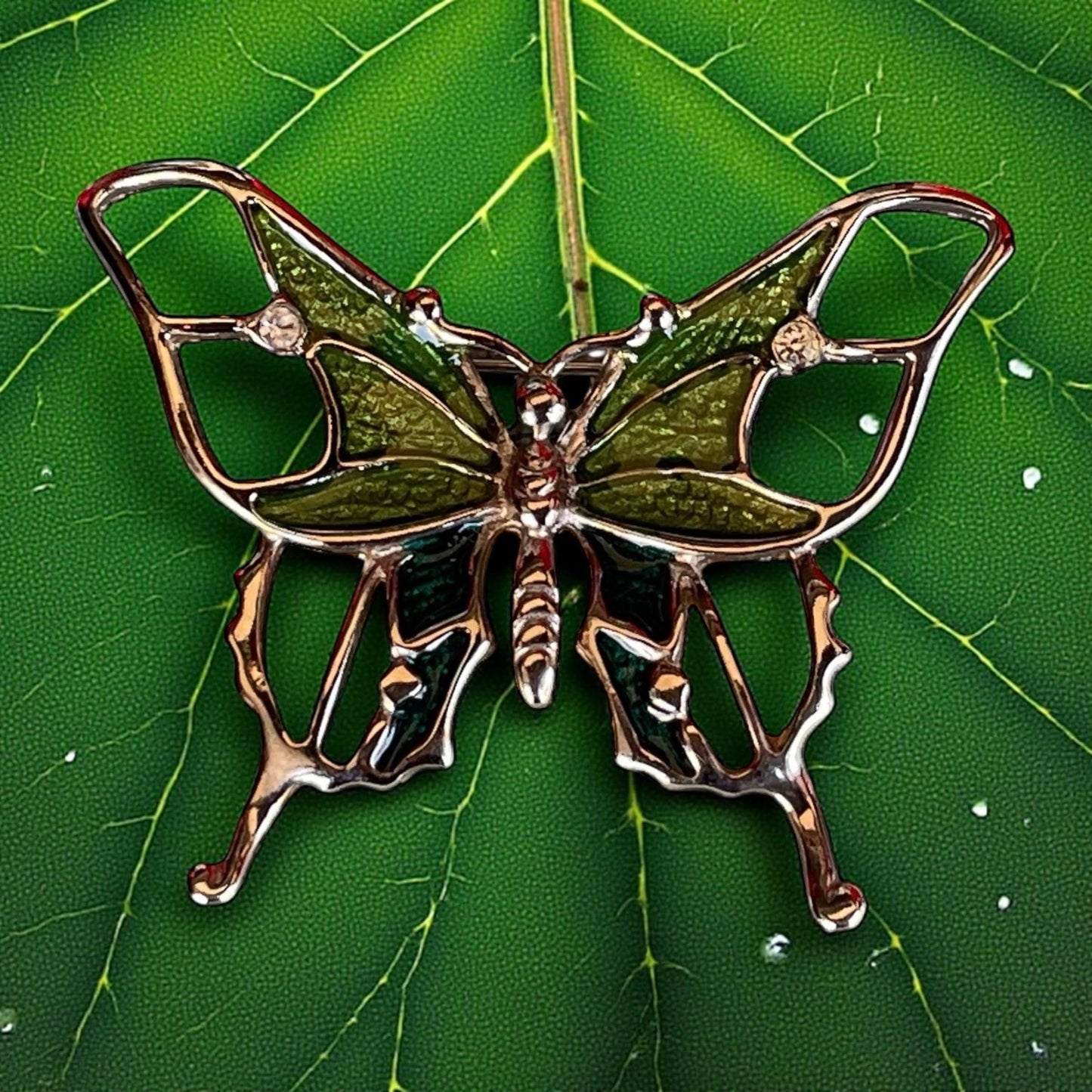 Stunning vintage Silvertone Butterfly Brooch with Shades of Green Enamel – Unsigned