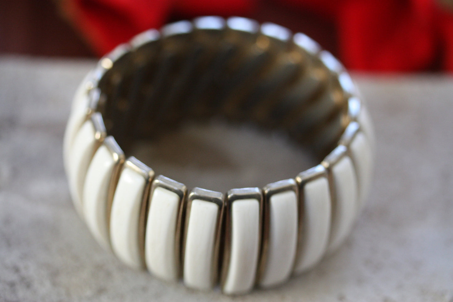 Metal expandable white vintage bracelet - stunning