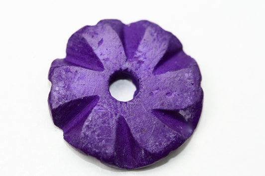 Carved purple Hawaiian flower beads - 20 mm