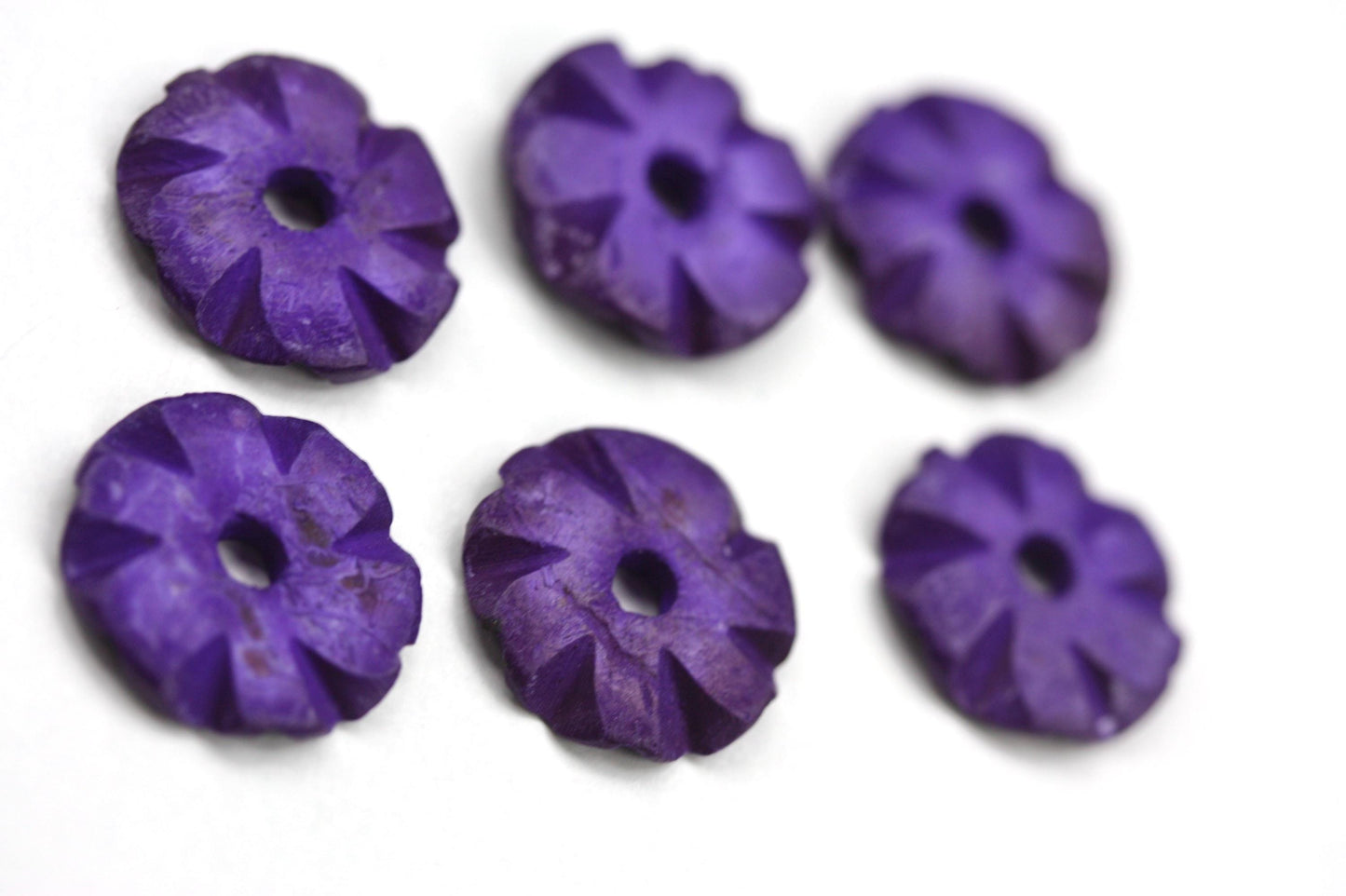 Carved purple Hawaiian flower beads - 20 mm