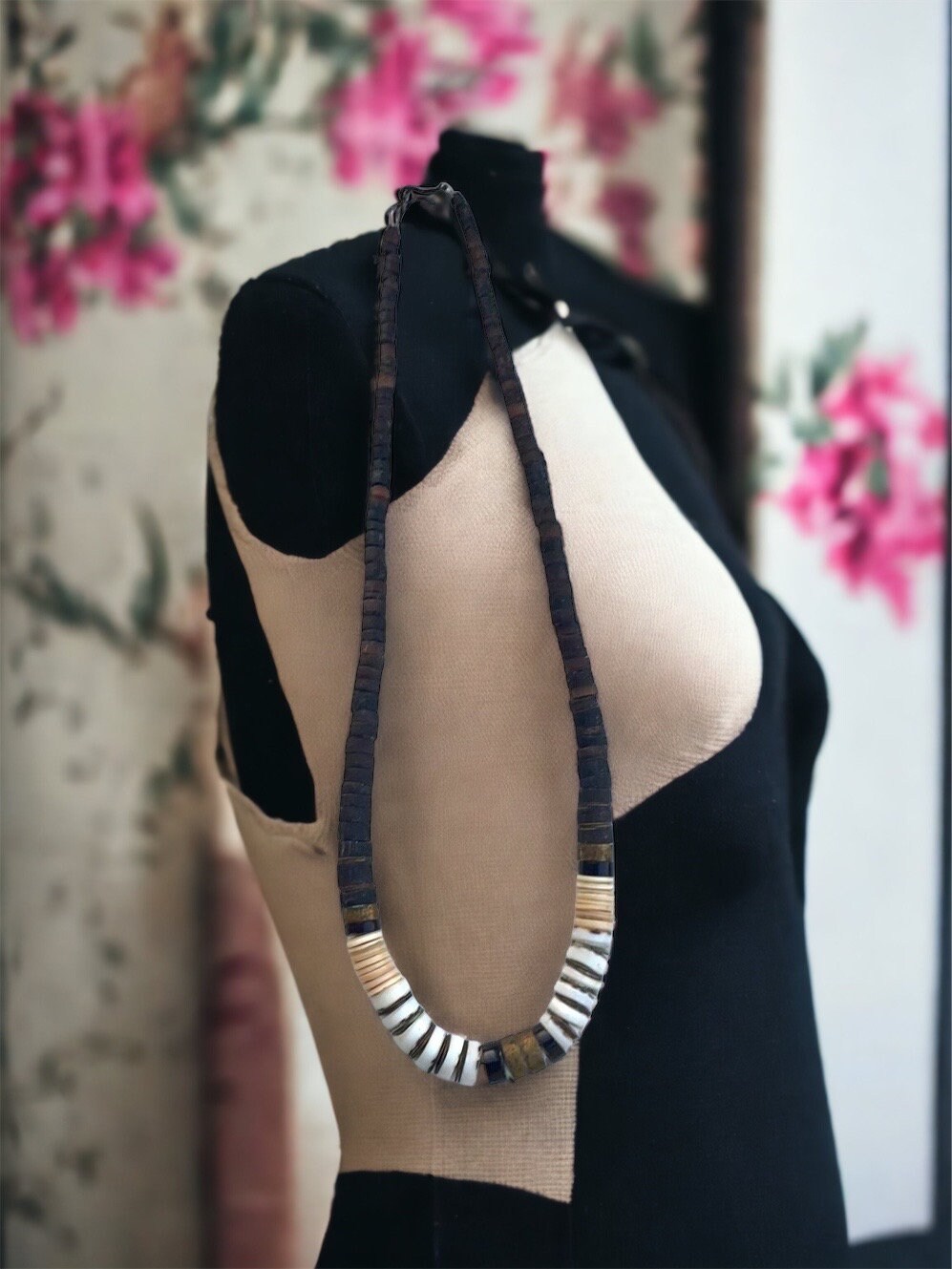 Stunning vintage wood, shell, heishi mixed material traditional graduated necklace with hook and eye clasp - Santo Domingo?