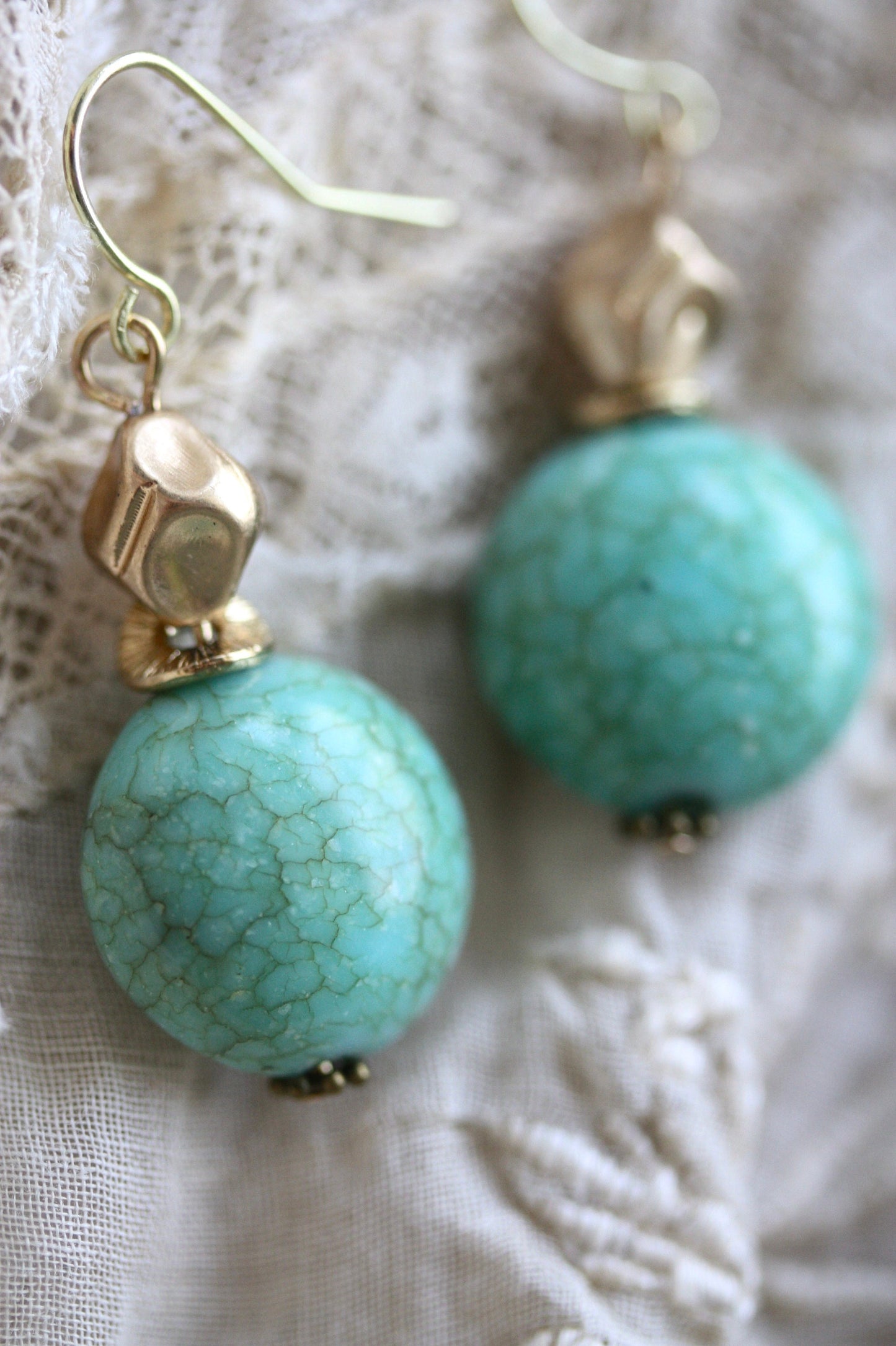Dangle earrings made of faux turquoise and twisted goldtone bicones