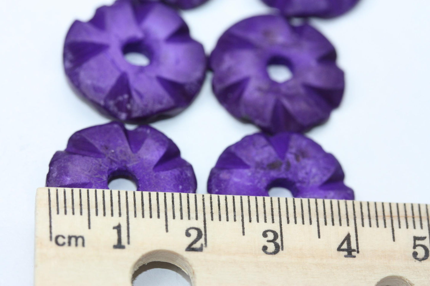 Carved purple Hawaiian flower beads - 20 mm