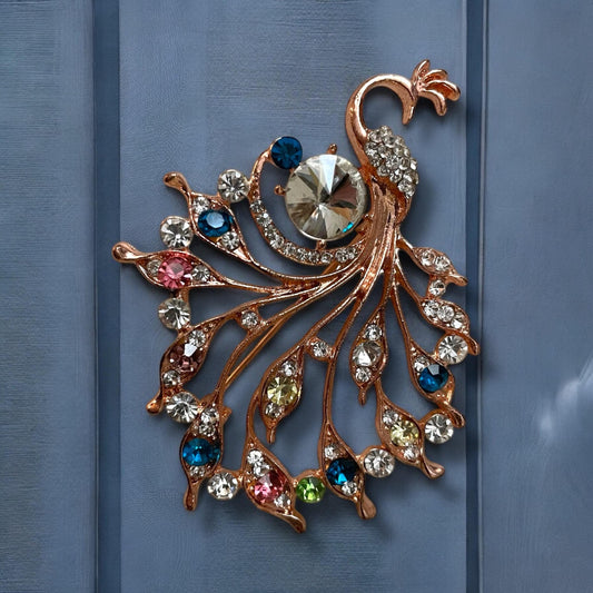 Stunning vintage rhinestone studded peacock pin pin/brooch