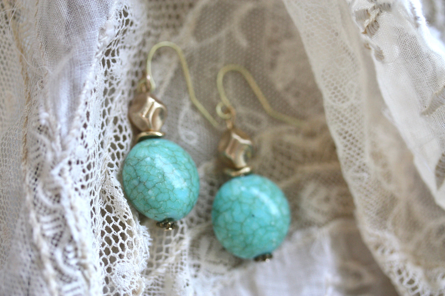 Dangle earrings made of faux turquoise and twisted goldtone bicones