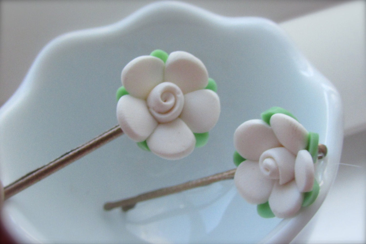 Little hair pin with little white flower