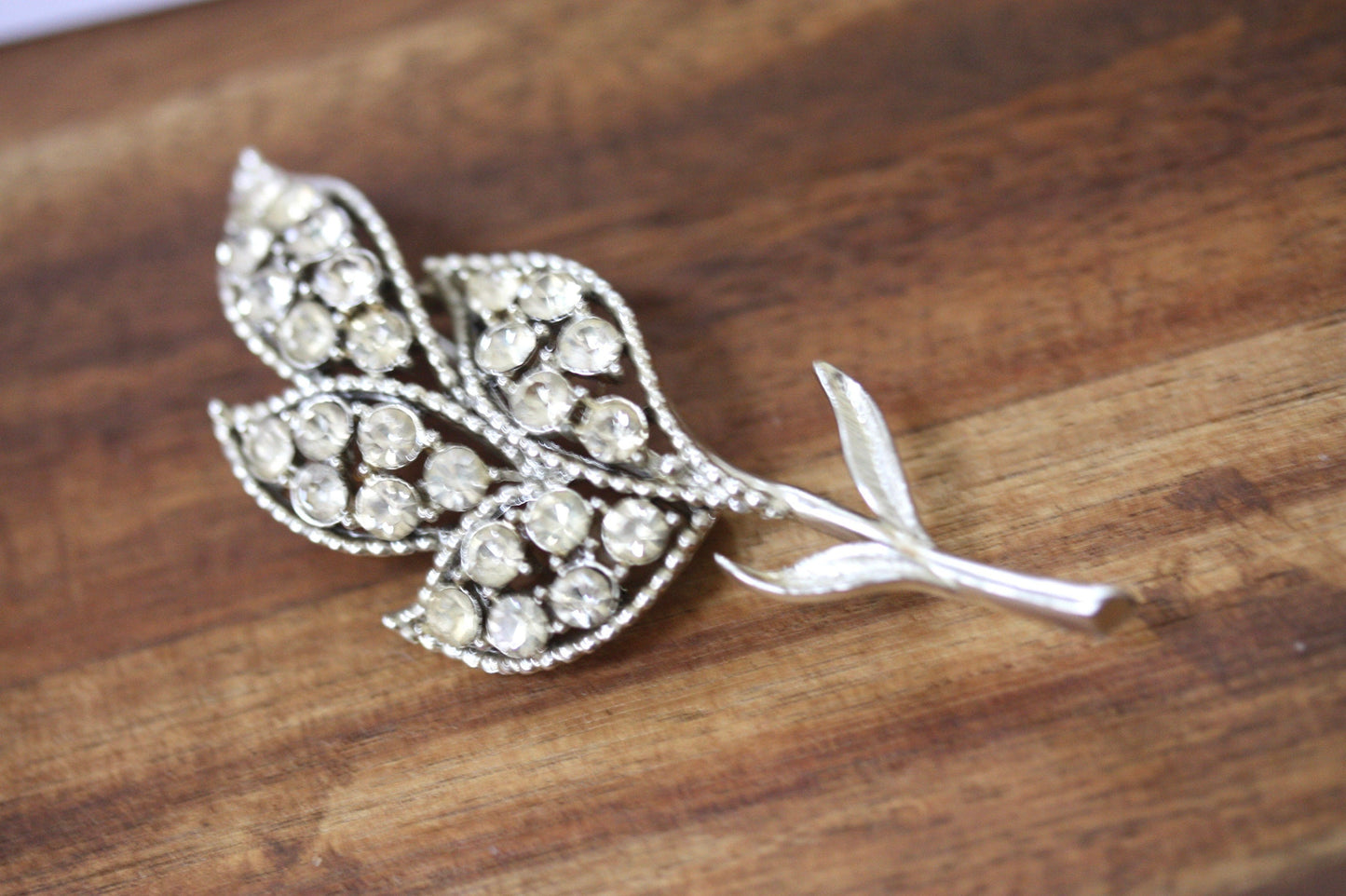 Stunning silvertone vintage rhinestone pin