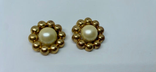 Lot of round flower-shaped gold and faux pearl vintage buttons