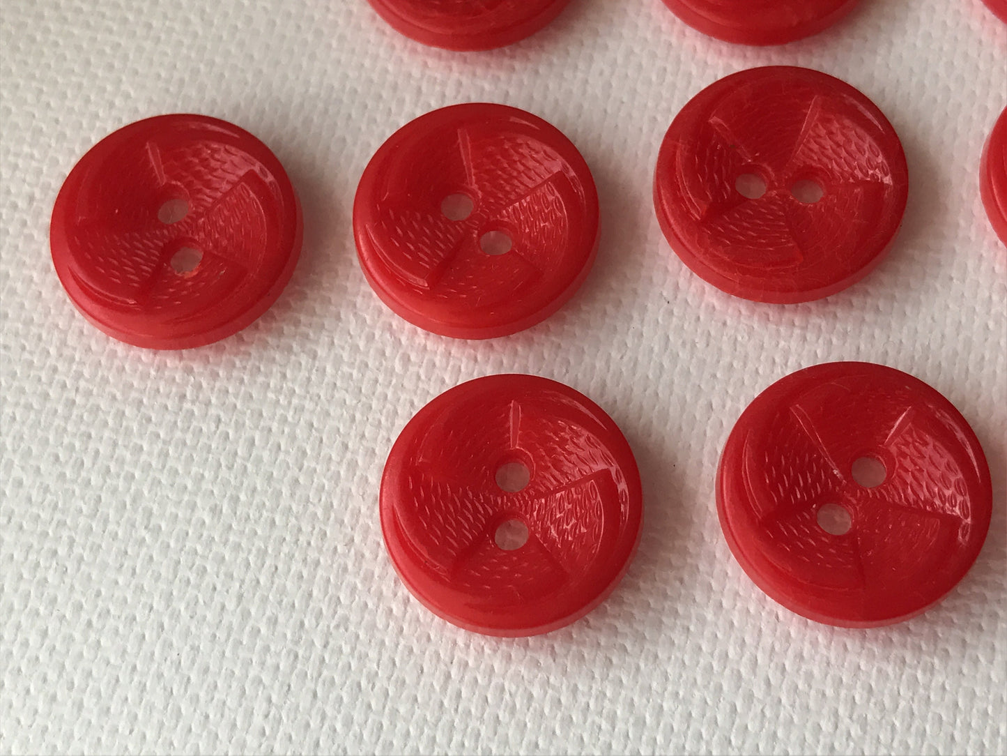 Lot of red textured vintage buttons - flat backs