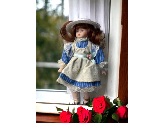 Stunning vintage porcelain doll - unknown origin - blue dress, straw hat