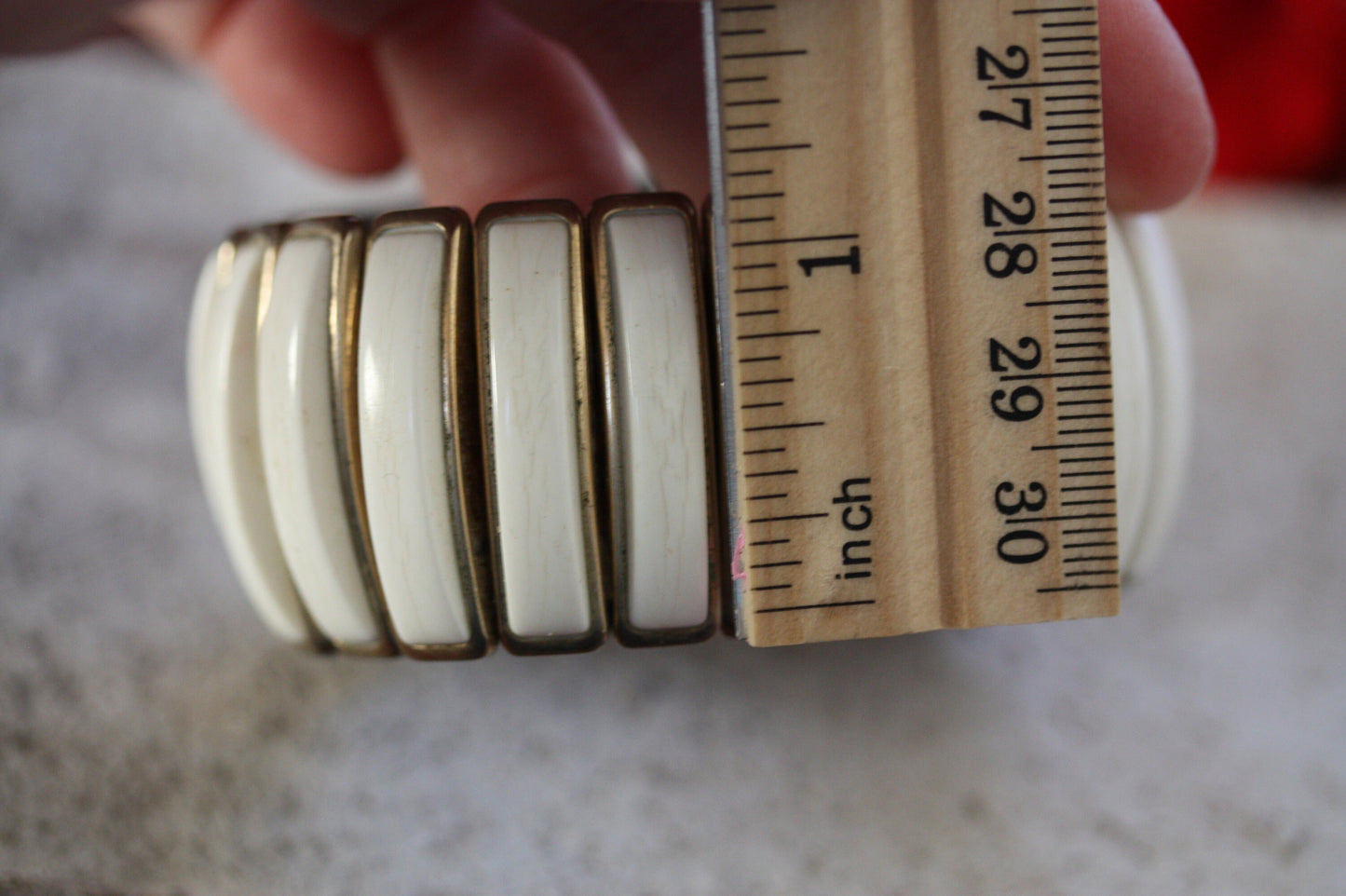 Metal expandable white vintage bracelet - stunning