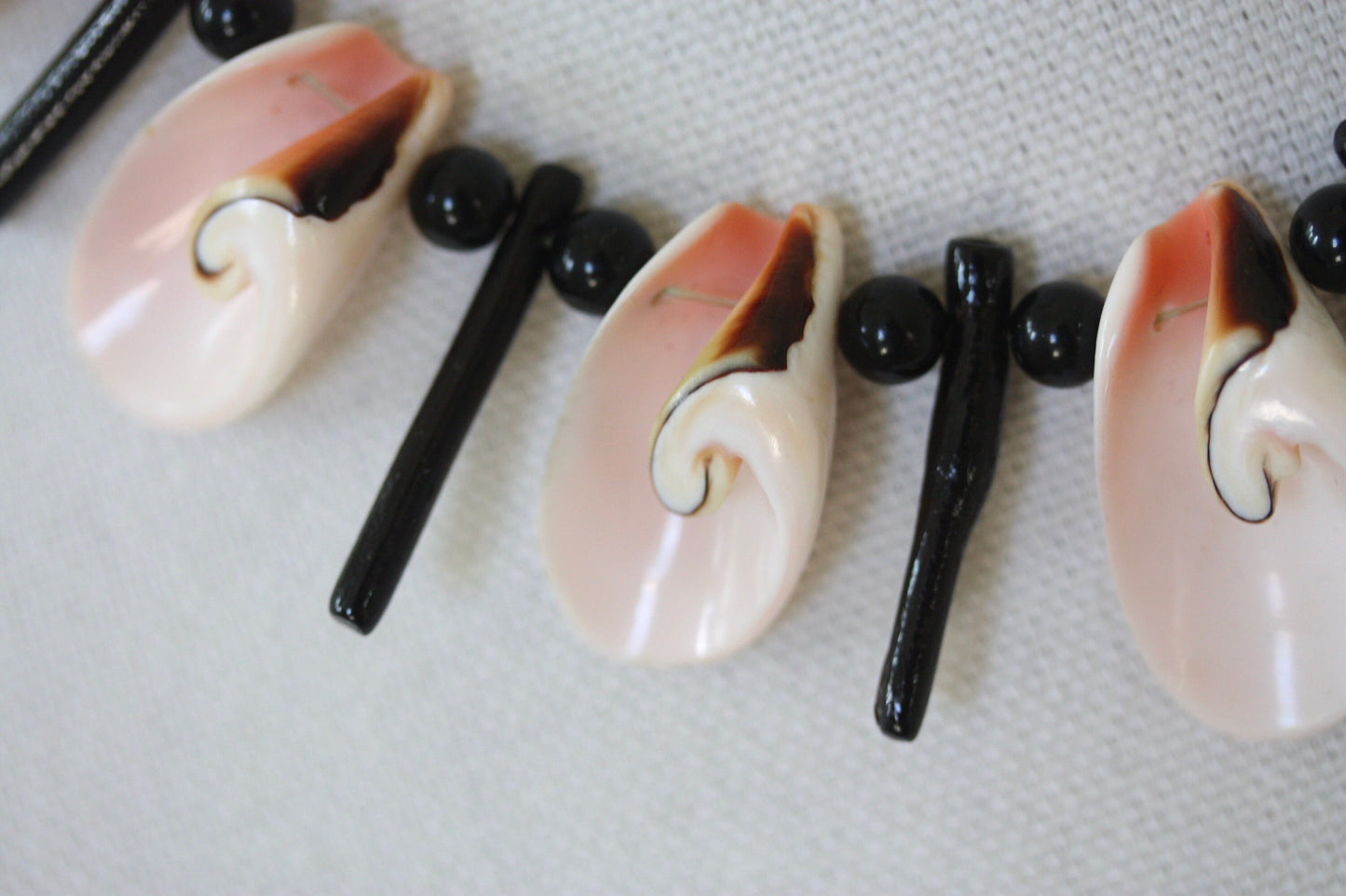 Stunning pink Luhuanas shell and black beaded vintage necklace