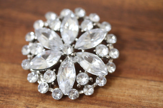 Stunning vintage rhinestone pin